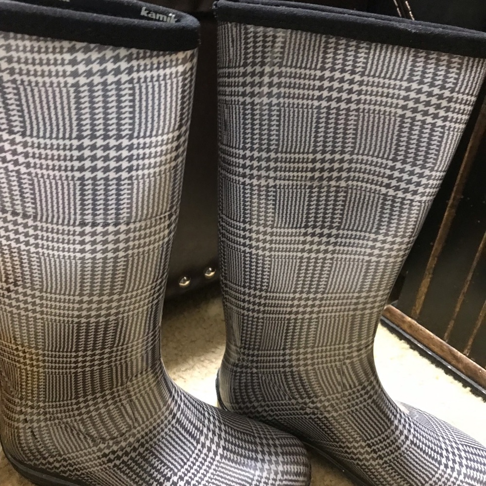 Black checkered rain boots